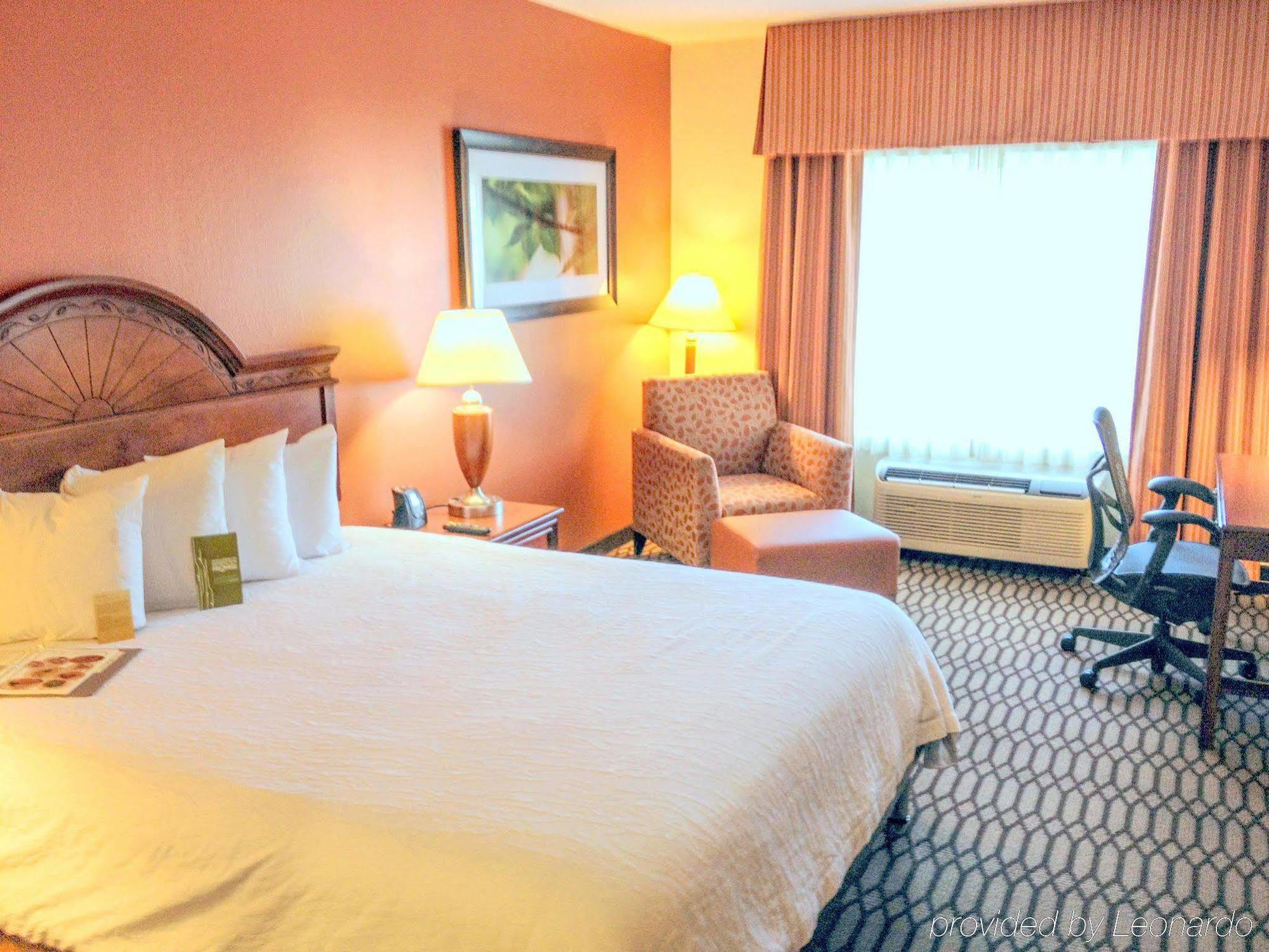 Hilton Garden Inn Birmingham/Lakeshore Drive Exterior photo